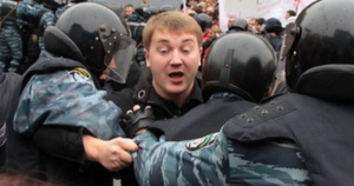 Суслову напередодні дісталося від міліції, коли він намагався прорватися на суд Тимошенко