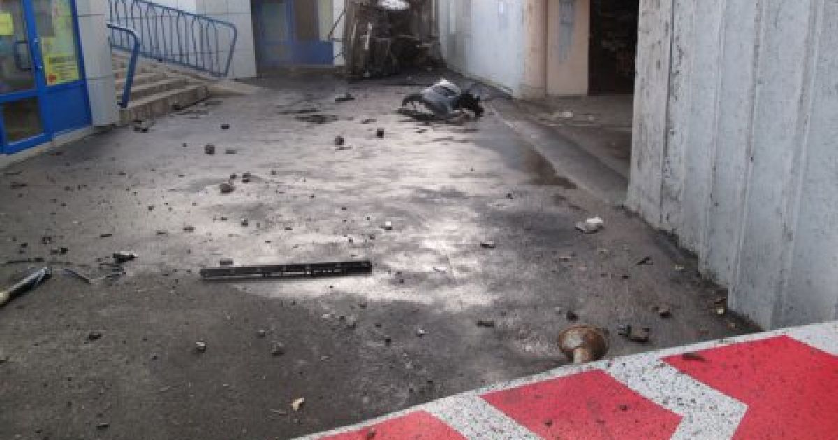 У Києві на з'їзді з Кільцевої іномарка злетіла в повітря і впала на людей. / © Сегодня