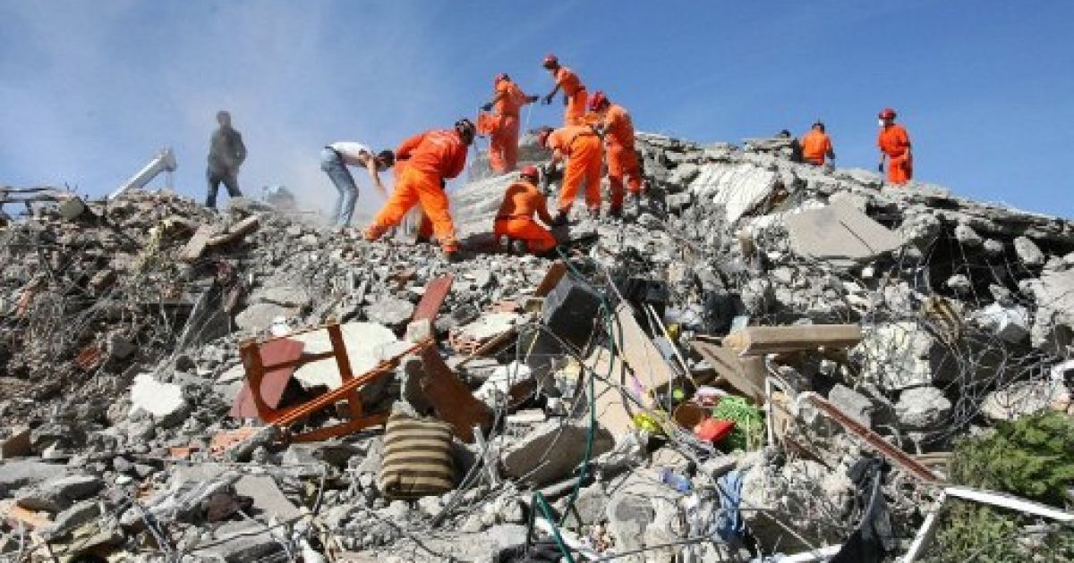 Жертвами землетрусу В Туреччині стали 279 людей, 1300 дістали поранення, рятувальники продовжують пошуки людей під завалами. / © AFP
