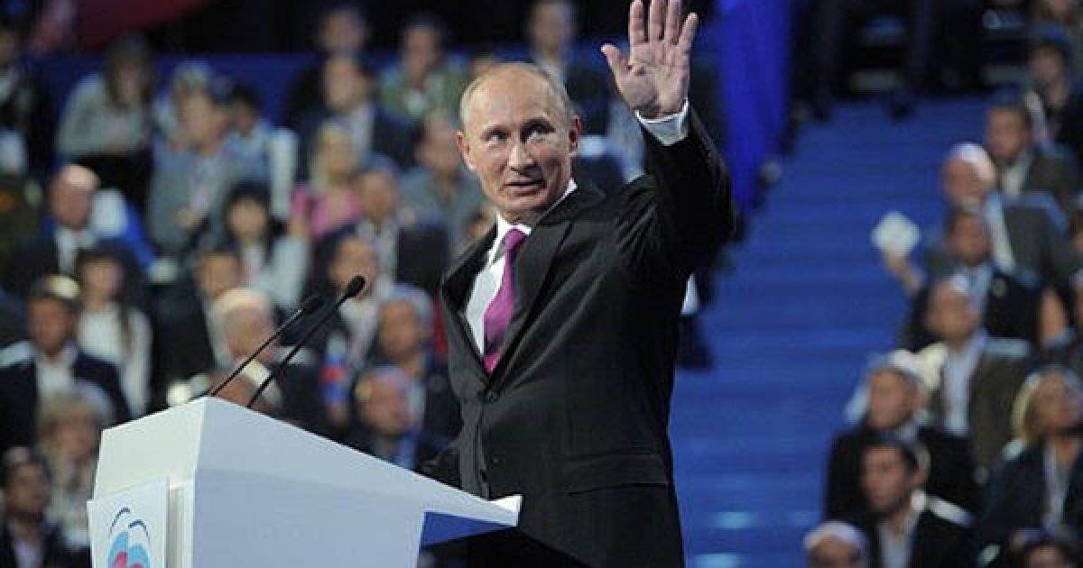 Путін погодився на пропозицію Мєдвєдєва і висловив надію, що чинний президент Росії після його перемоги на президентських виборах очолить уряд. / © AFP