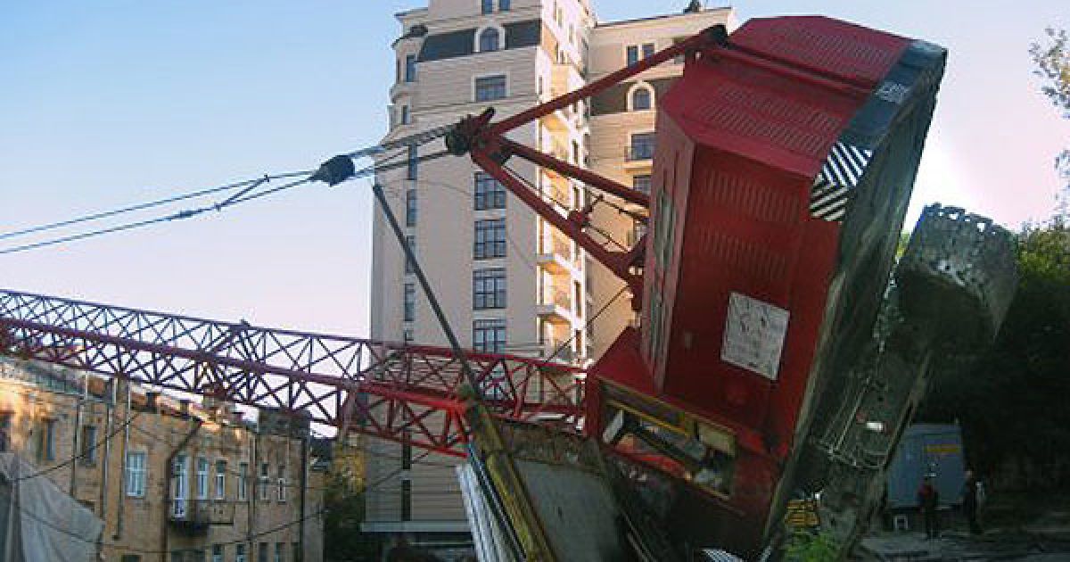 На дах будинку в центрі Києва впав будівельний кран / © УНІАН