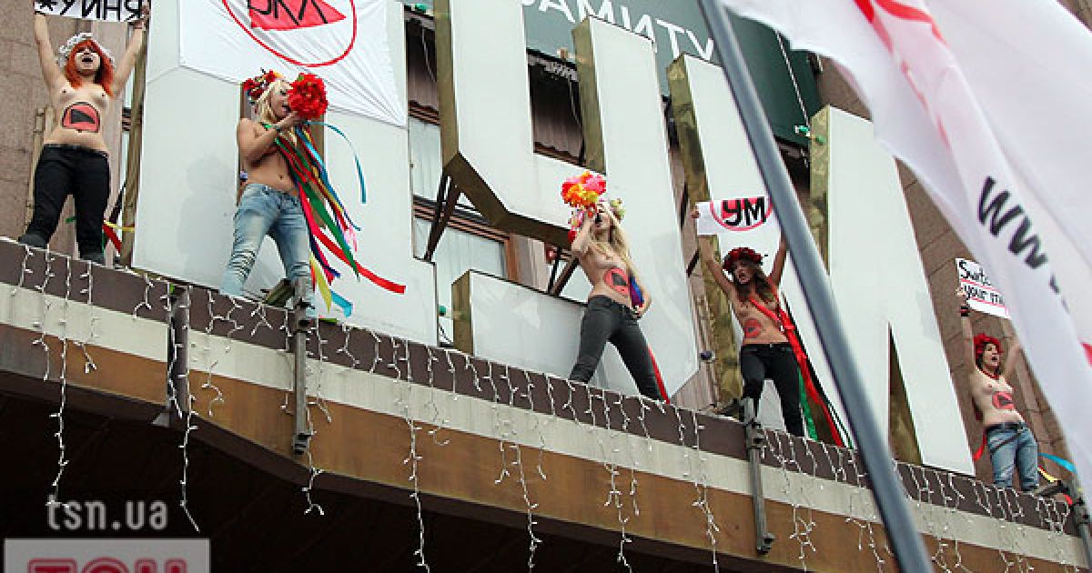 Топлес-акція FEMEN на ЦУМі "Ю и Я - одна уйня"_20
