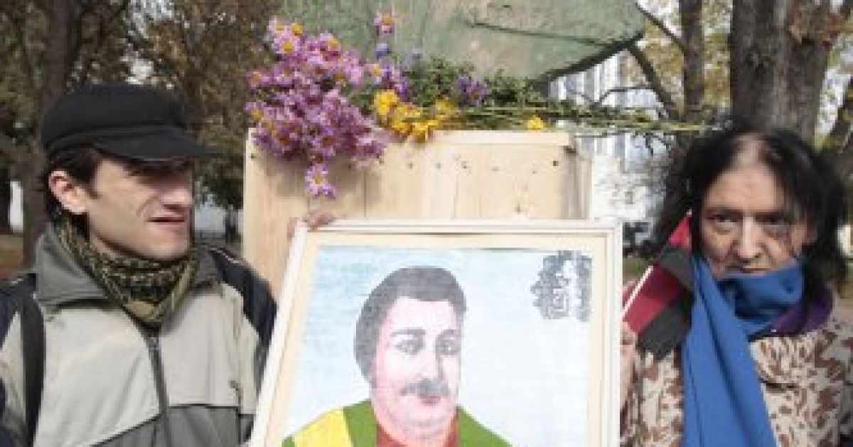 Після заходу бюст Мазепи забрали, щоб його не пошкодили хулігани. / © УНІАН