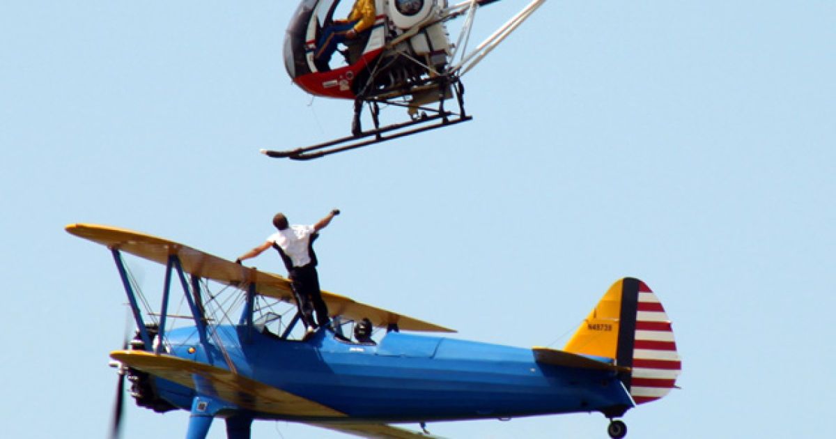 У США на авіасалоні в Селфріджі під час виконання трюку на очах у тисяч глядачів загинув каскадер Тодд Грін. / © The Daily Mail