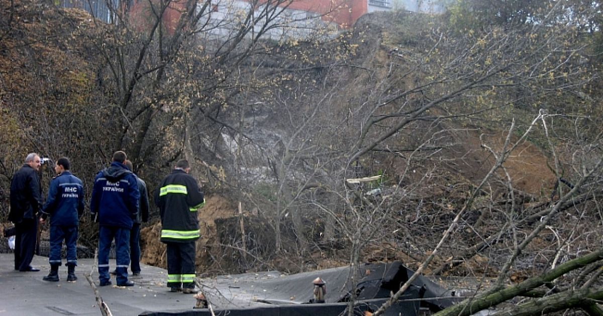 У Дніпрі зсув грунту розтрощив десятки гаражів та пошкодив підземний водопровід. / © прес-служба МНС
