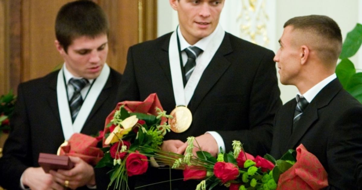 Азаров подарував боксерам ордери на неіснуючі квартири