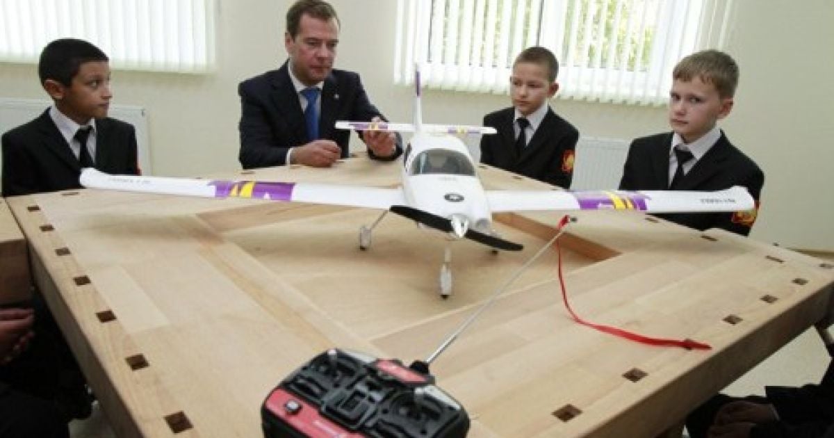 Президент Росії провів урок по державній символіці, розповів п'ятикласникам про гімн, герб і прапор Росії. / © AFP