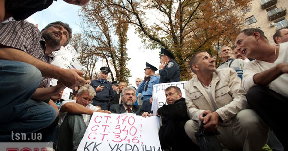 Спецназ силою не дав прихильникам Тимошенко встановити намети навпроти Печерського суду на Хрещатику.