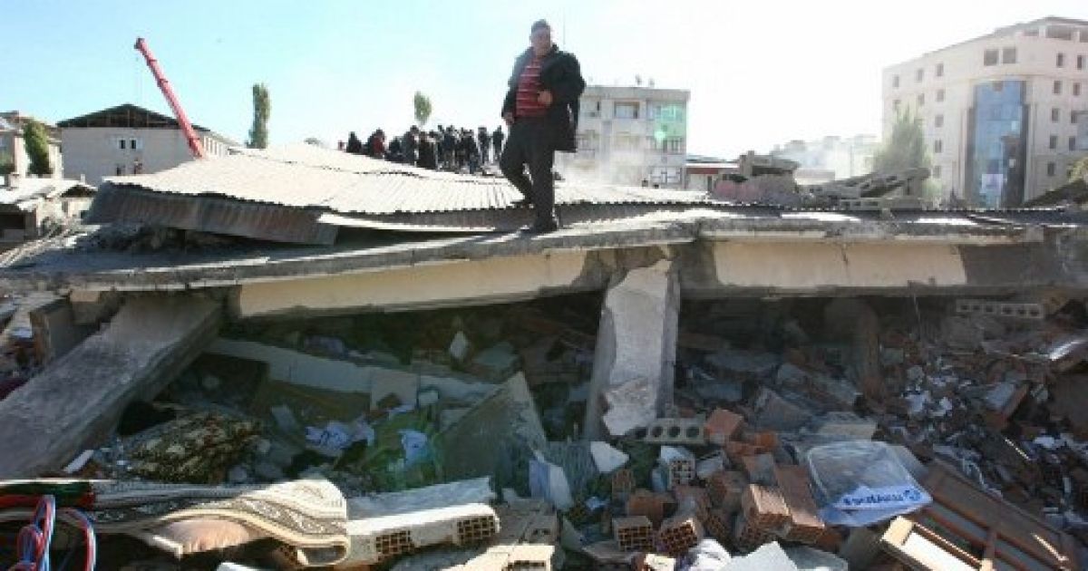 В Туреччині стався потужний землетрус, в результаті якого загинули сотні людей. / © AFP