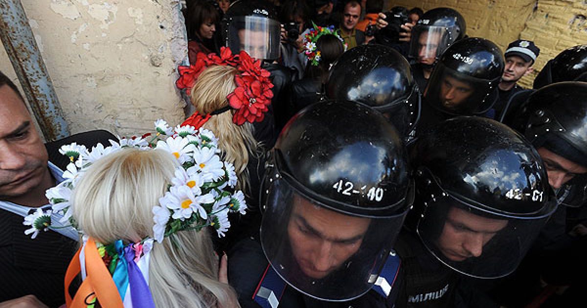 Акція FEMEN "Кусючі цицьки" перед Печерським судом в Києві / © Жіночий рух FEMEN