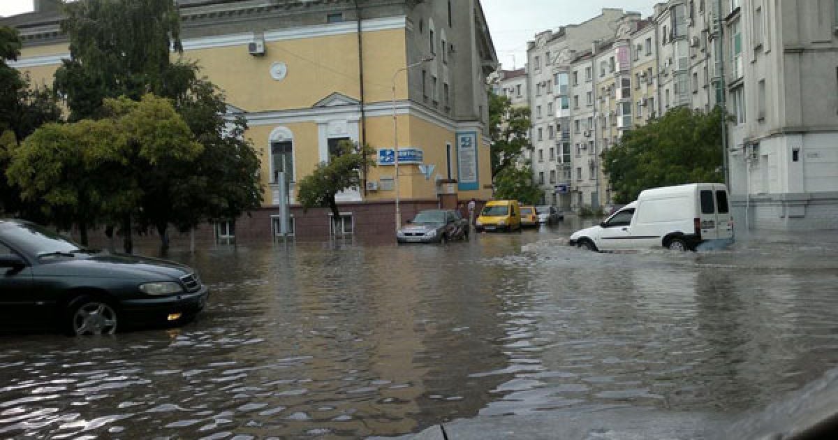 На кримьске місто Керч обрушилися дві потужні зливи з градом, а над Керченською протокою пронісся смерч. / © kerch.fm