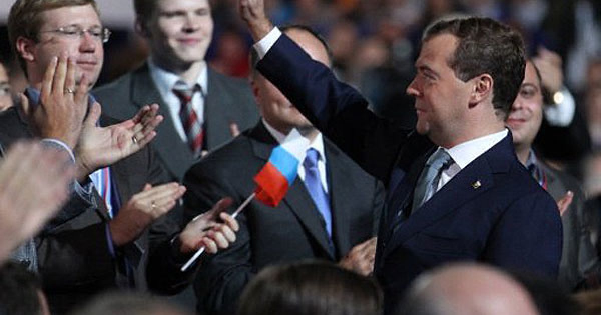 Президент РФ Дмитро Мєдвєдєв запропонував прем&rsquo;єру Володимиру Путіну балотуватися в президенти, той погодився і подякував. / © AFP