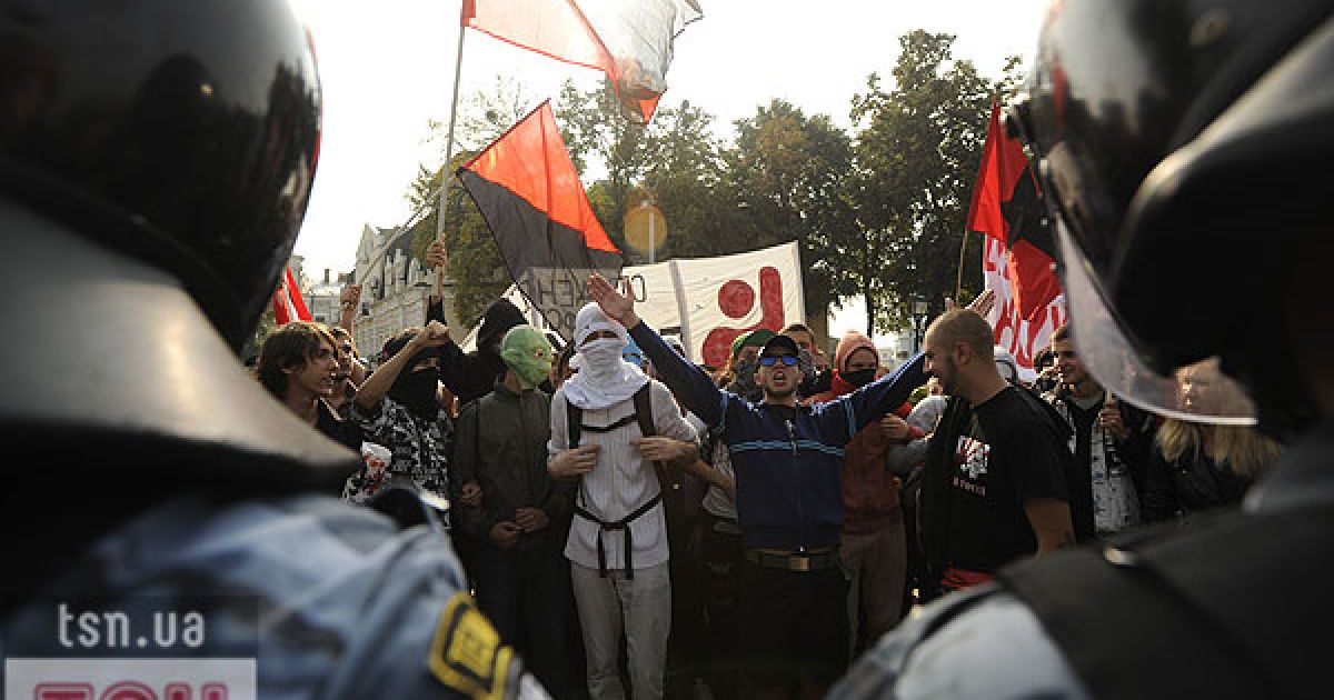 Близько 100 студентів провели мітинг проти політики Міносвіти на Європейській площі в Києві.