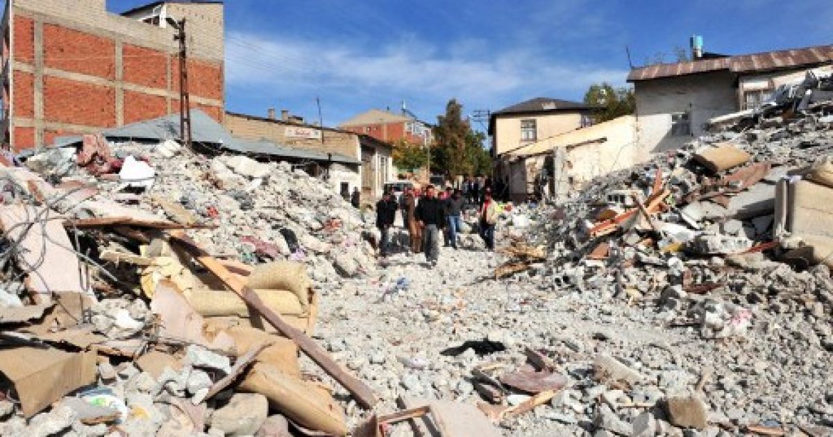 Жертвами землетрусу В Туреччині стали 279 людей, 1300 дістали поранення, рятувальники продовжують пошуки людей під завалами. / © AFP