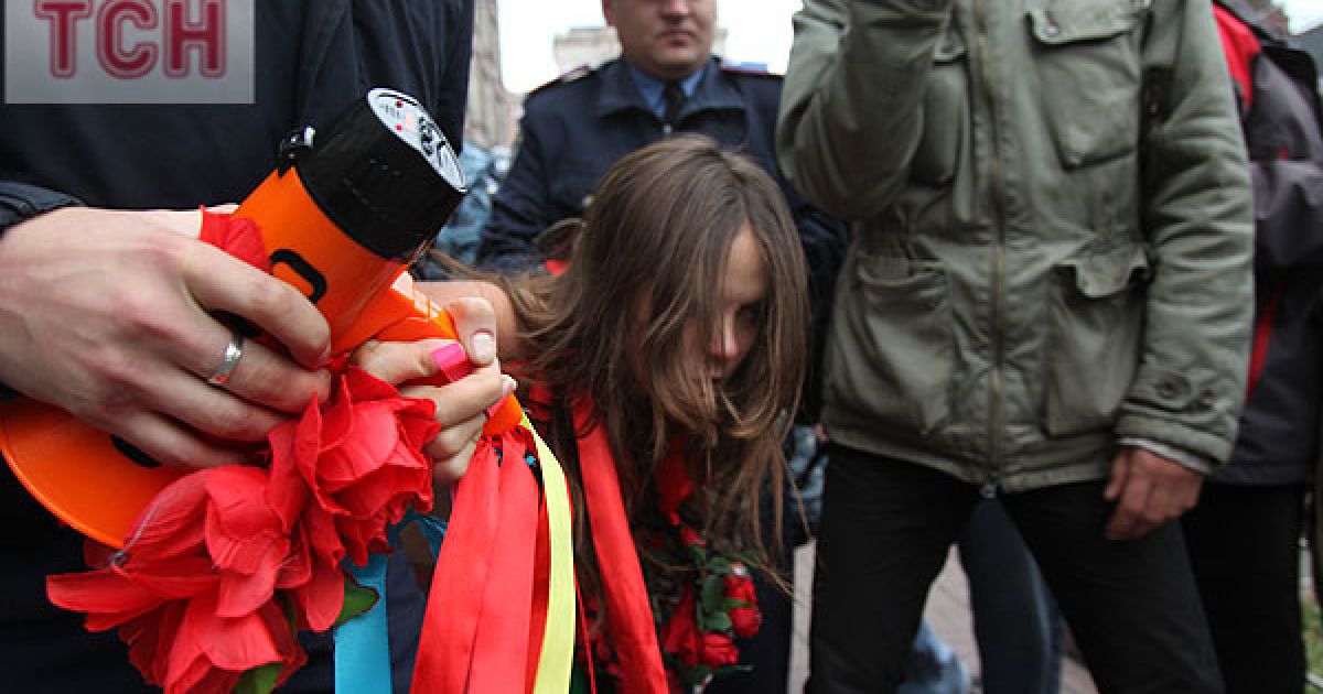 Топлес-акція FEMEN на ЦУМі "Ю и Я - одна уйня"_29