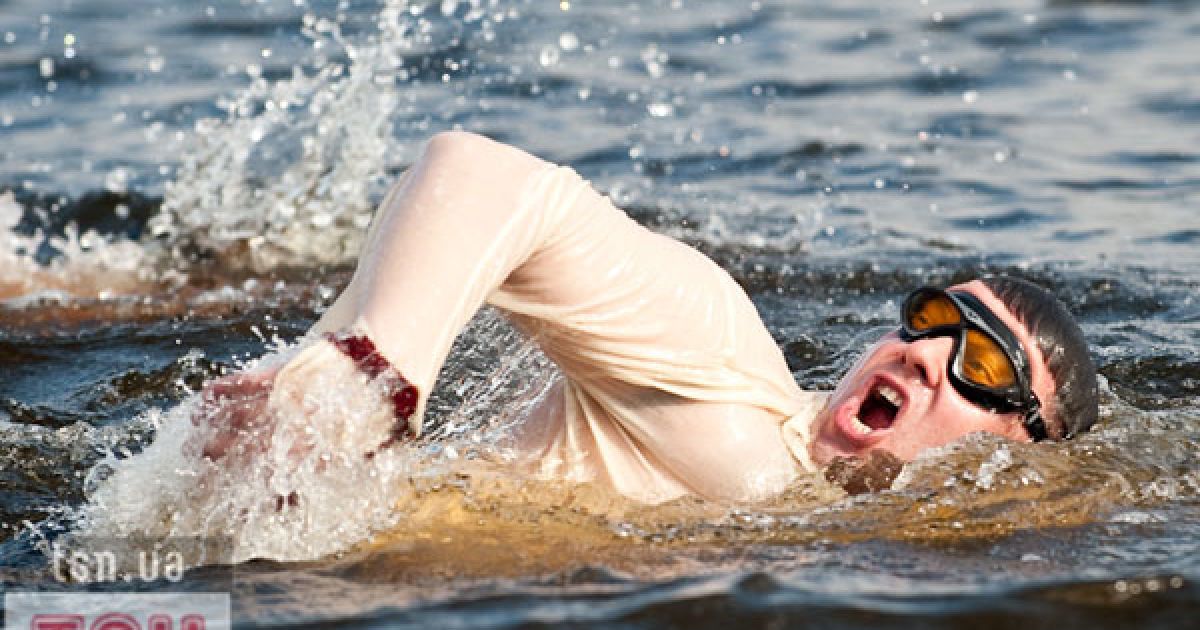 Дистанцію лідер "Свободи", одягнений у святковий оберіг-вишиванку, подолав батерфляєм та вільним стилем.