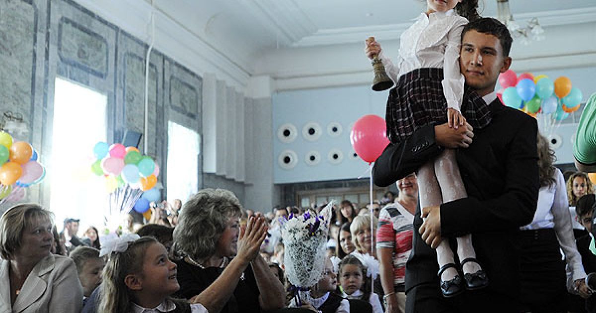 В перший день осені по всій Україні пролунали перші дзвоники, які сповістили про початок нового навчального року.