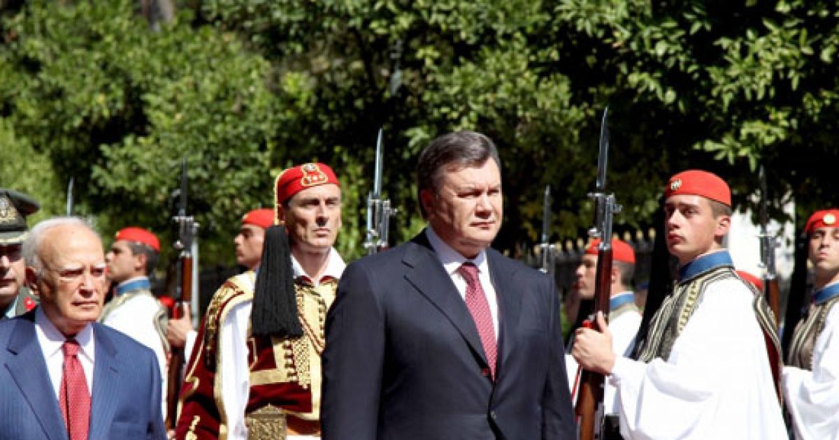 Президент України Віктор Янукович в Афінах провів із президентом Греції Каролосом Папуліасом двосторонню зустріч на тему фінансової кризи, яку зараз переживає Греція. / © President.gov.ua