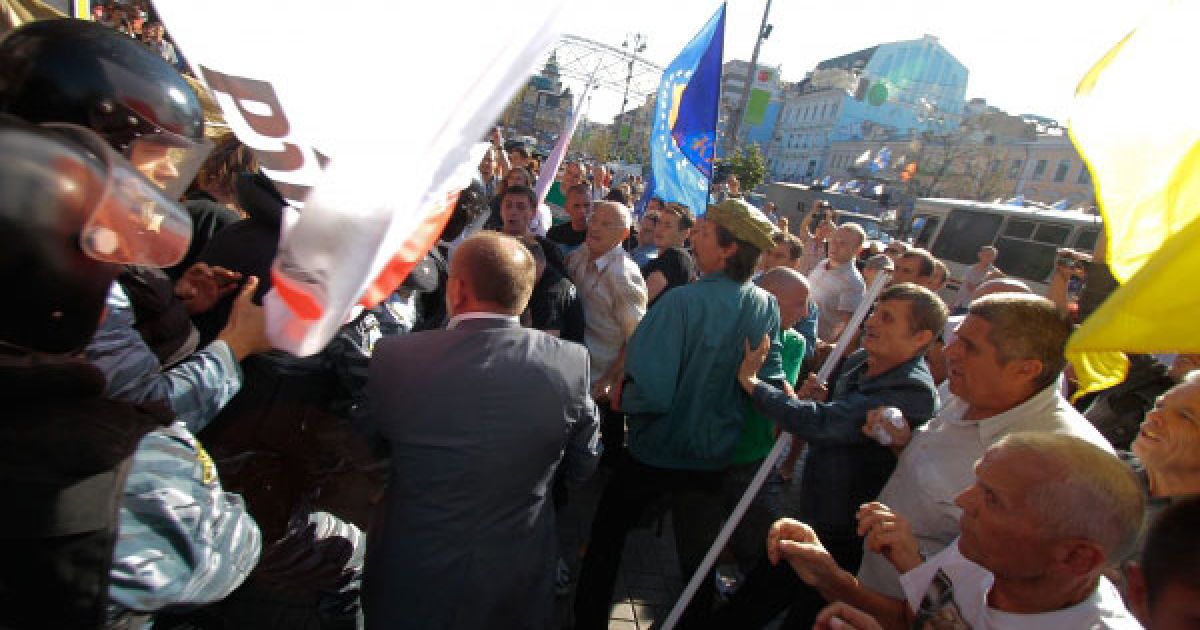 "Беркут" затримав учасників сутичкі, що виникла після демонтажу палаток пікетувальників перед будівлею Печерського суду в Києві. / © Украинское Фото
