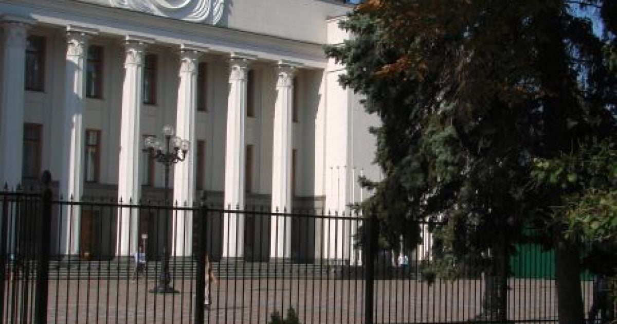Після бійки між воїнами-афганцями та "Беркутом" під стінами Верховної ради під парламентом ліквідували місце для акцій протесту. / © Українська правда
