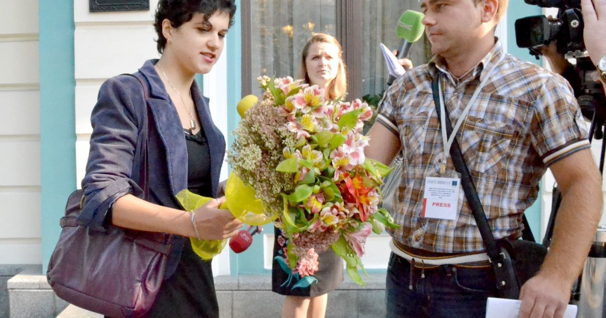 Студентка Києво-Могилянської академії Дарина Степаненко під час спланованої акції проти Дмитра Табачника, вліпила міністрові освіти ляпаса букетом хризантем.