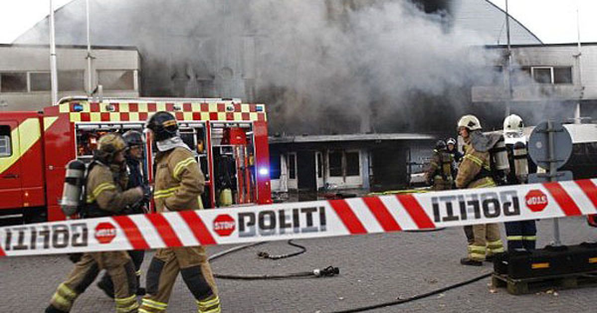 Данія, Копенгаген. Пожежні працюють на місці великої пожежі, яка спалахнула у спортивному центрі напередодні відкриття щорічної еротичної виставки у Копенгагені. Двоє людей були доставлені в лікарню через отруєння димом. / © AFP