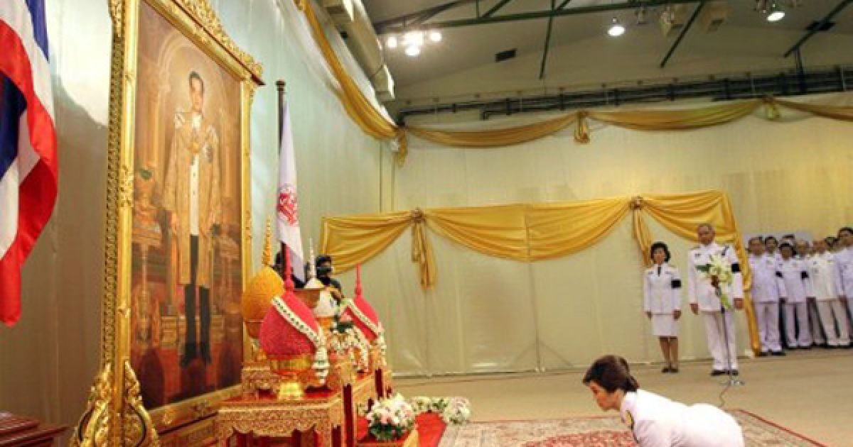 Таїланд, Банкок. Перша жінка-прем&rsquo;єр Таїланду Йінглак Чінавата вклоняється перед портретом короля Пхуміпона Адульядета під час прийому з нагоди призначення Чінавати головою уряду. Адульядет схвалив призначення сестри збіглого екс-лідера Таксіна Чінавати фактичним головою країни. / © AFP
