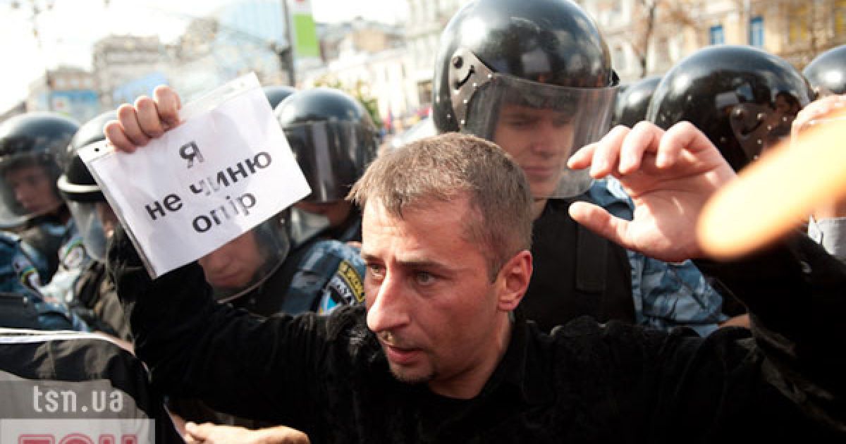 Спецназ силою не дав прихильникам Тимошенко встановити намети навпроти Печерського суду на Хрещатику.