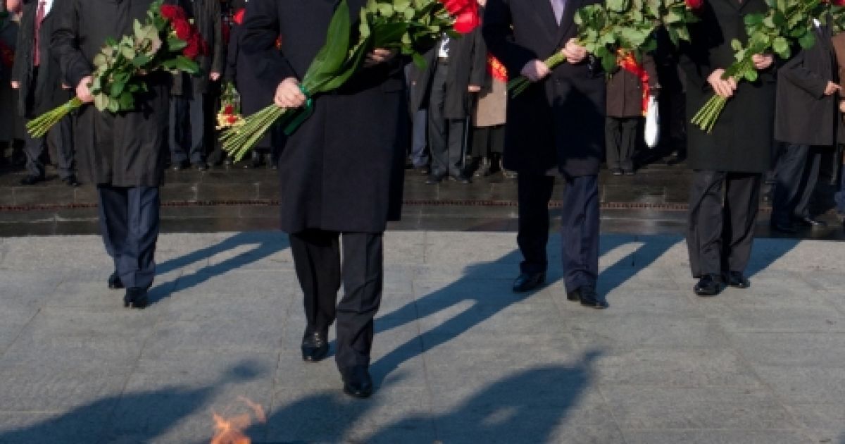 Президент України Віктор Янукович поклав квіти до могили Невідомого солдата в парку Вічної Слави у Києві. / © President.gov.ua