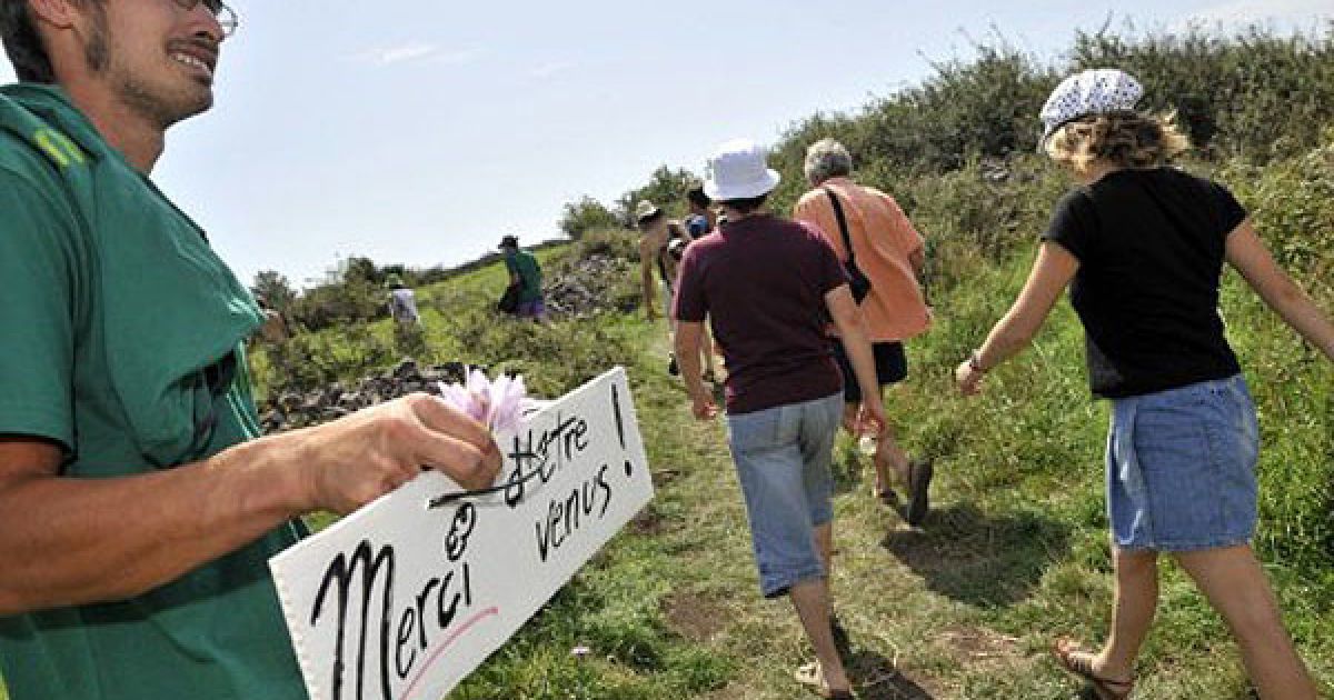 У Франції десятки людей взяли участь в оголеній акції протесту проти будівництва спіттєспалювального заводу / © AFP
