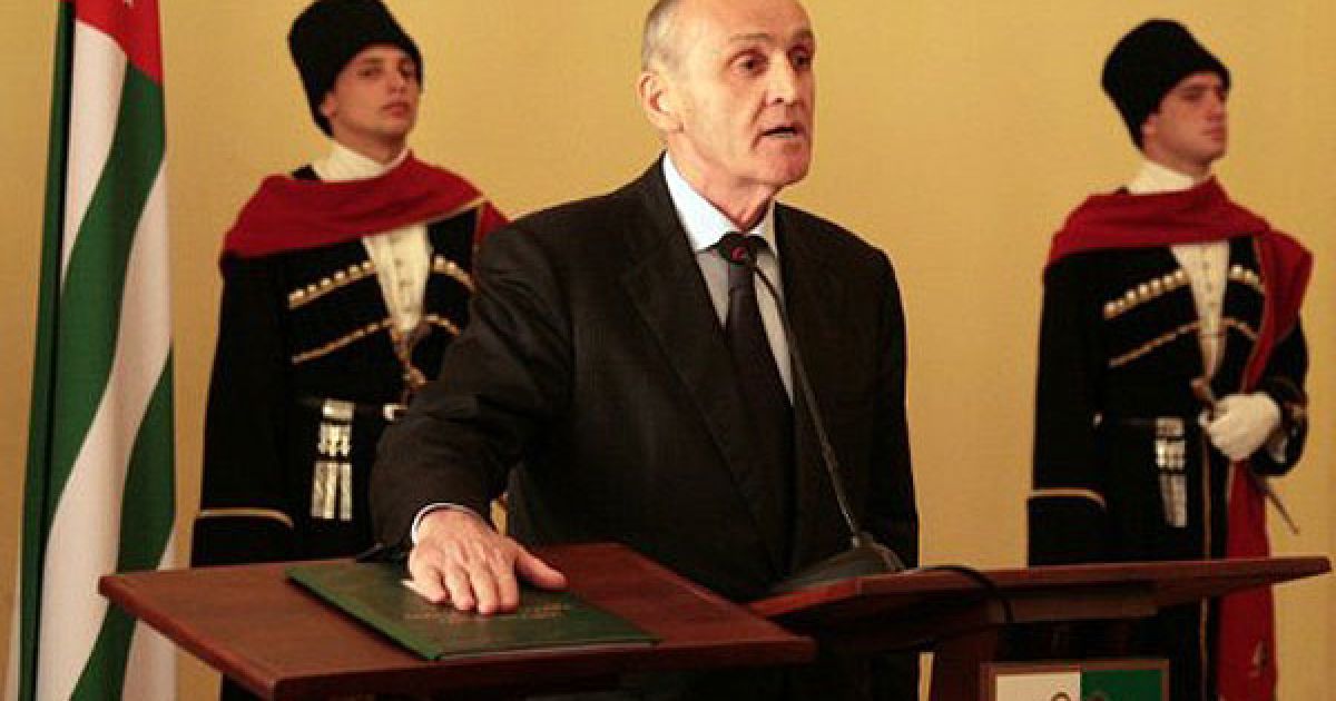 Грузія, Сухумі. Новий лідер Абхазії Олександр Анкваб склав президентську присягу під час офіційної церемонії в Сухумі, столиці бунтівного регіону Грузії. Незалежність Абхазії визнали тільки Росія та кілька віддалених держав. / © AFP