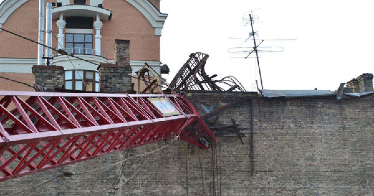 На дах будинку в центрі Києва впав будівельний кран / © Київські новини