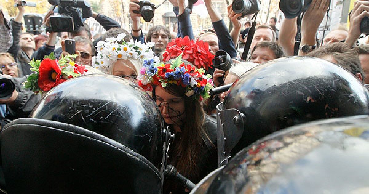 Акція FEMEN "Кусючі цицьки" перед Печерським судом в Києві / © Жіночий рух FEMEN
