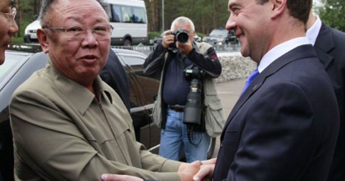 Глава КНДР Кім Чен Ір на бронепоїзді відвідав Росію та зустрівся з президентом РФ Дмитром Мєдвєдєвим. / © AFP