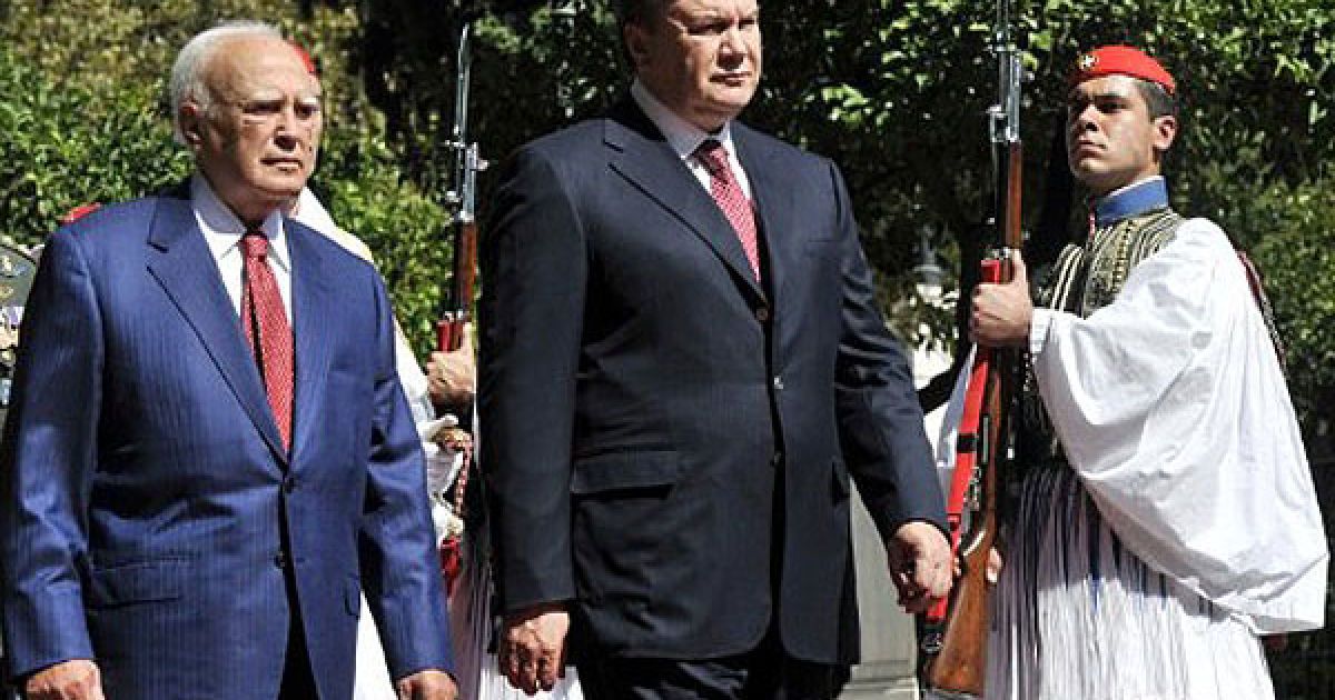 Президент України Віктор Янукович в Афінах провів із президентом Греції Каролосом Папуліасом двосторонню зустріч на тему фінансової кризи, яку зараз переживає Греція. / © AFP