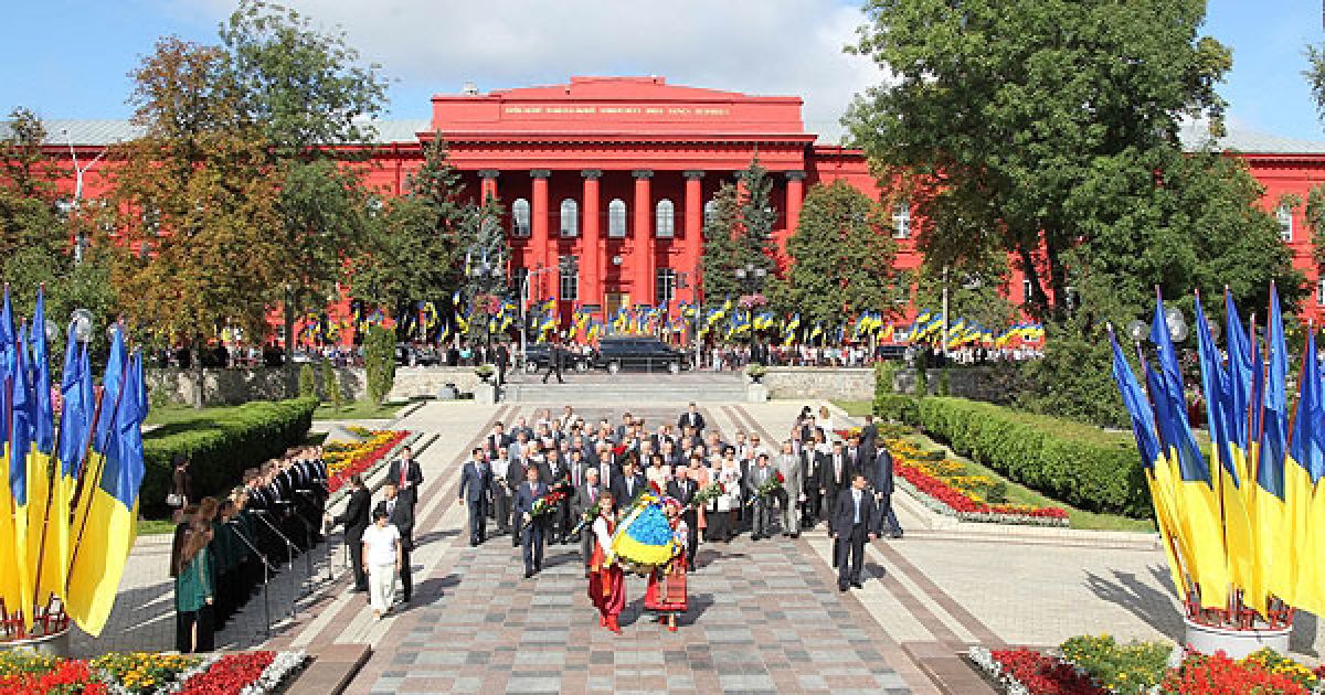 Президент України Віктор Янукович, глава ВРУ Володимир Литвин та прем&rsquo;єр-міністр України Микола Азаров поклали квіти до пам&#039;ятників Тарасу Шевченку та Михайлу Грушевському в Києві. / © Офіційний сайт Президента України