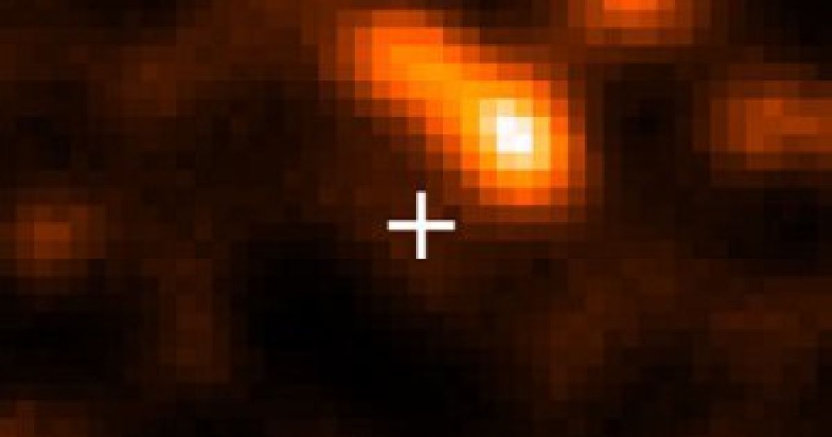 Яскрава пляма, яка формується навколо LkCa 15 - планета. Хрестом позначене положення зірки, світло якої видалено з зображення