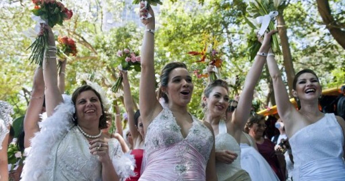 В бразильському місті Сан-Паулу провели парад наречених / © AFP