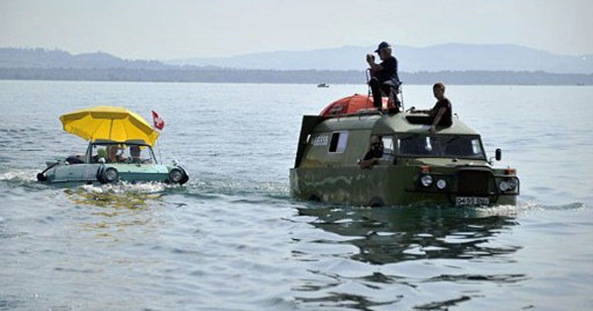 26-ий зліт власників автомобілів-амфібій на озері Невшатель у Швейцарії / © AFP