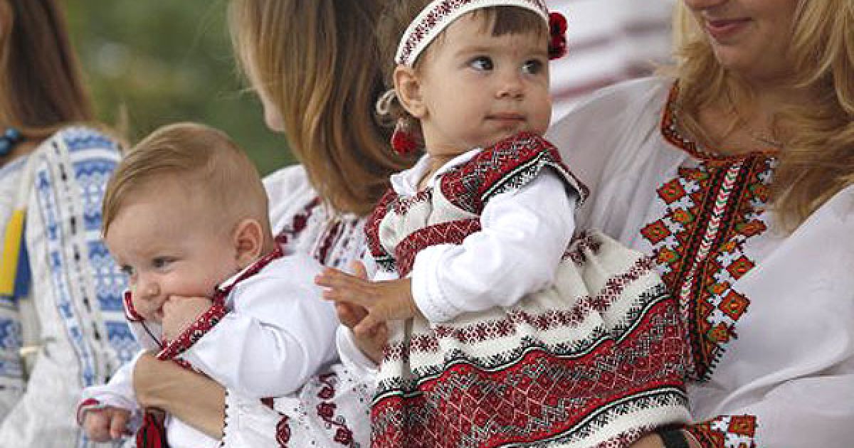 На Європейській площі в Києві з нагоди 20-річчя Незалежності України відбувся парад вишиванок. / © УНІАН