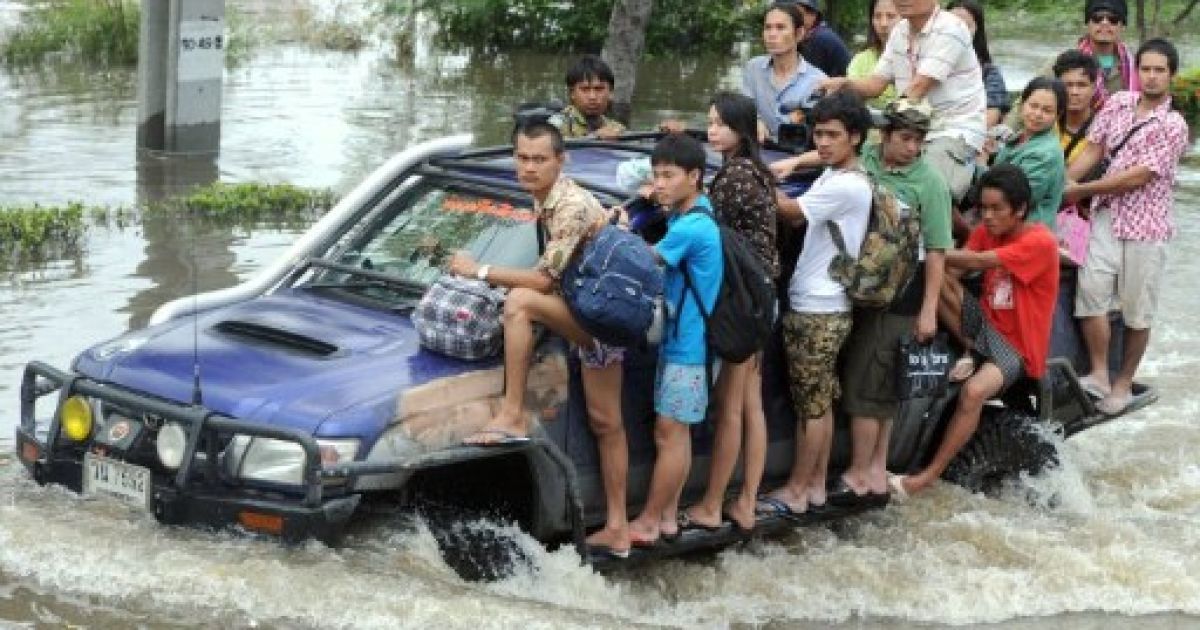 Таїланд, Патхумтхані. Тайських заводських працівників евакуюють з затопленої території у передмісті Бангкока. Потужні повені загрожують заболочуванням величезної території в Таїланді. / © AFP