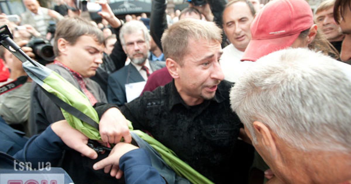 Спецназ силою не дав прихильникам Тимошенко встановити намети навпроти Печерського суду на Хрещатику.