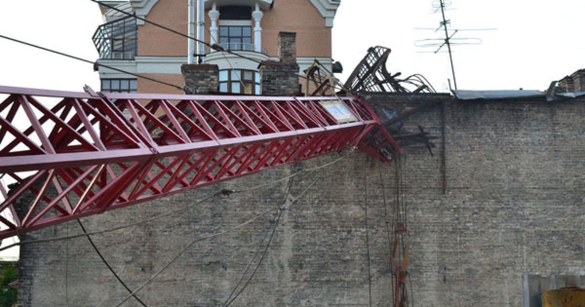 На дах будинку в центрі Києва впав будівельний кран / © Київські новини