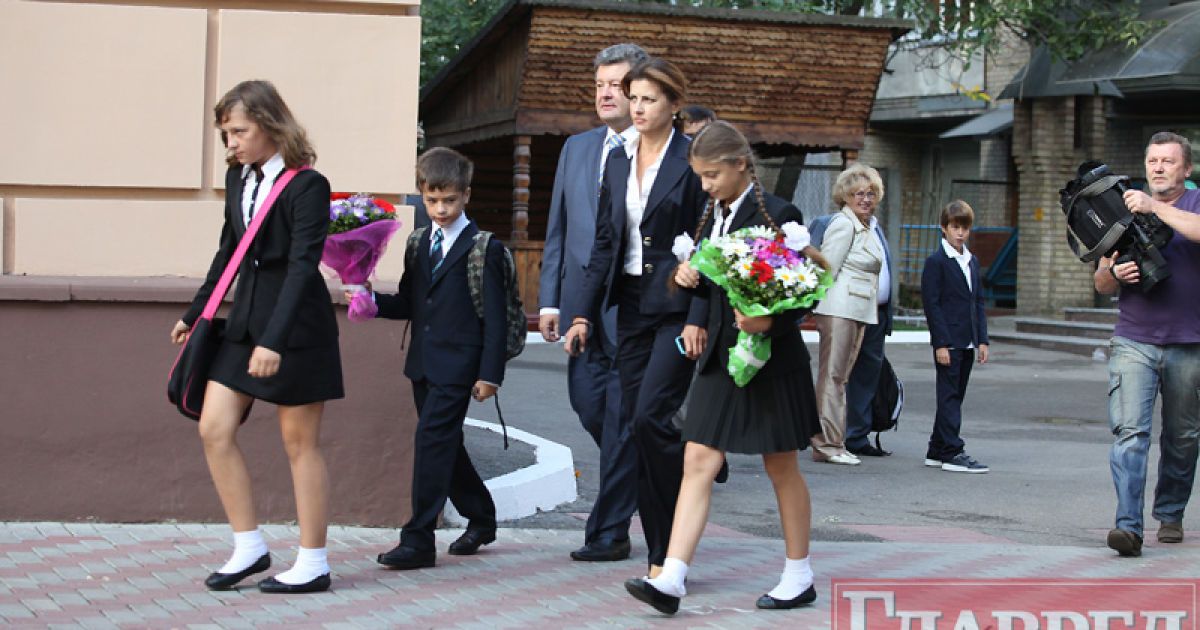 Дітей до 77-го Кловського ліцею привели Людмила Супрун, Ельбрус Тедеєв і Петро Порошенко. / © Фото Віра Підгайна/Главред