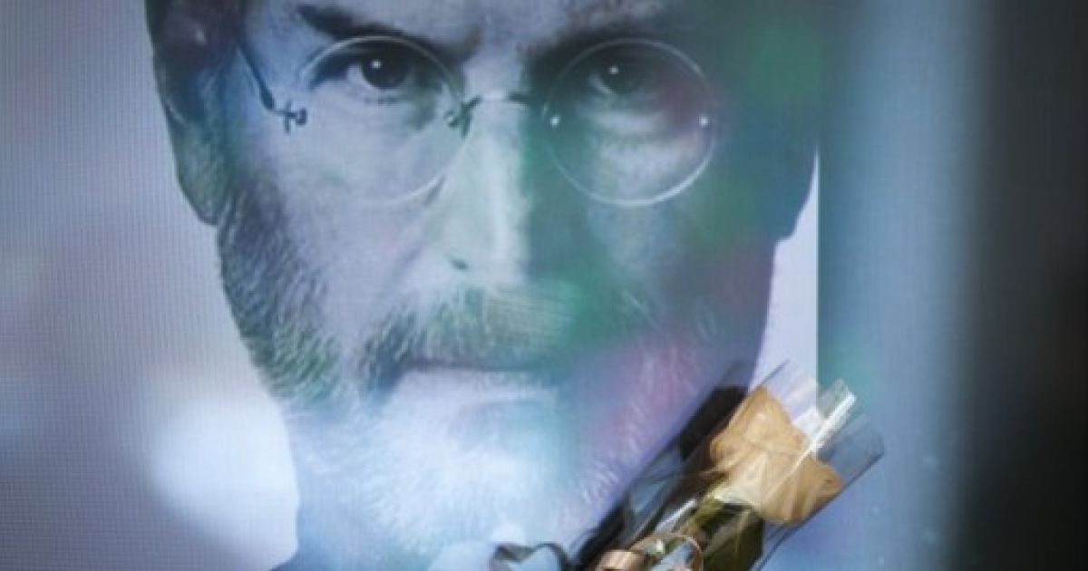 Бразилія, Сан-Паулу. Світ вшановує пам&#039;ять співзасновника компанії Apple Стіва Джобса, який помер у віці 56 років після тяжкої хвороби. Стів Джобс, засновник і колишній генеральний директор корпорації Apple, брав участь у розробленні першого персонального комп&#039;ютера в світі. / © AFP