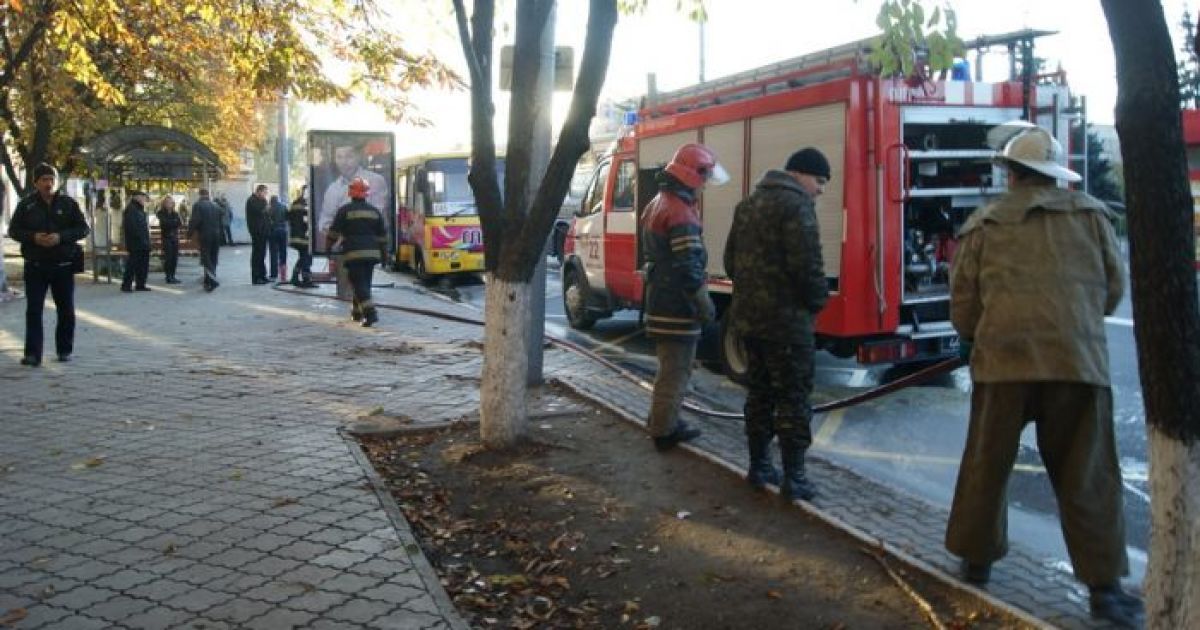 У Маріуполі маршрутка спалахнула прямо на зупинці транспорту