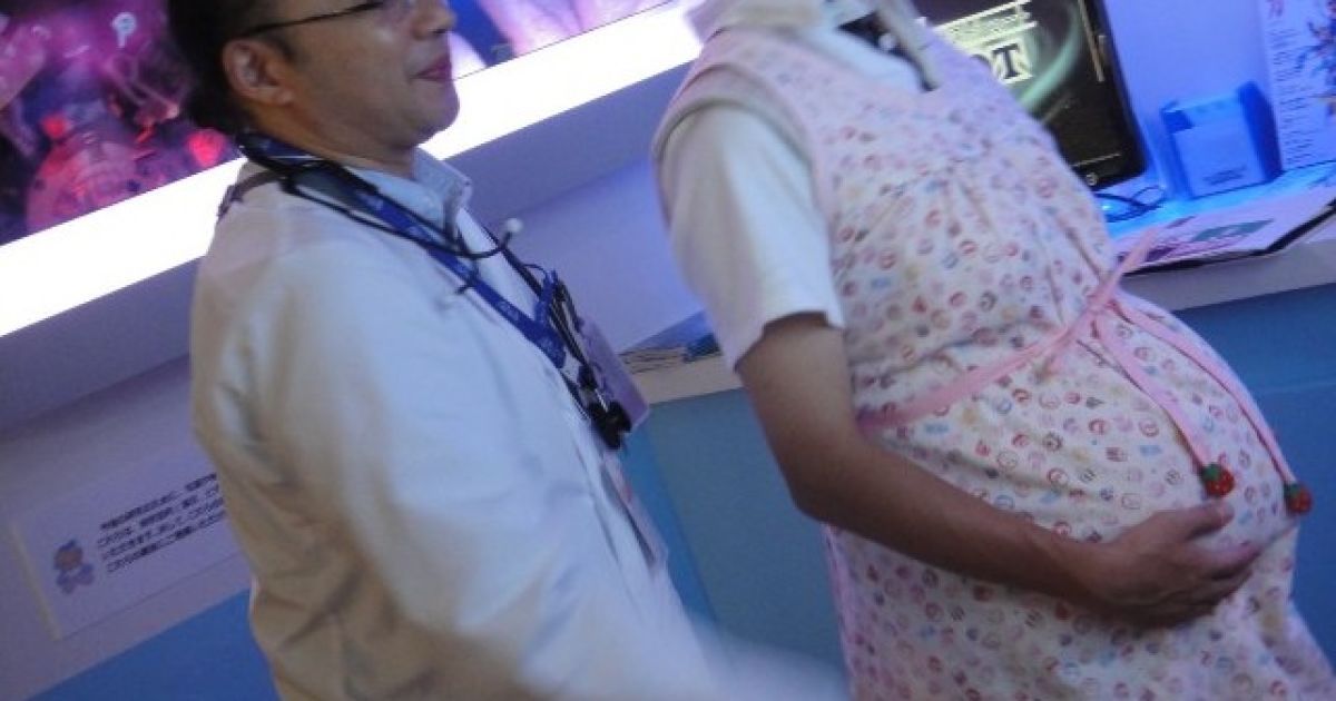Японські винахідники створили симулятор вагітності, який на собі можуть випробувати не тільки жінки, а й чоловіки. / © DIgInfo TV