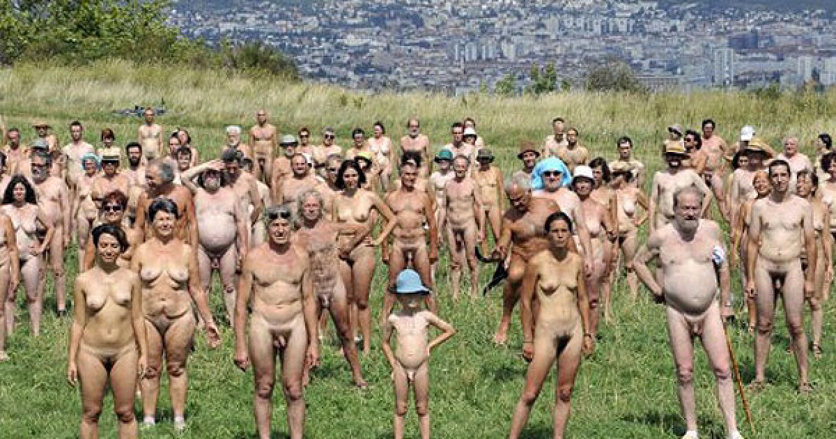 У Франції десятки людей взяли участь в оголеній акції протесту проти будівництва спіттєспалювального заводу / © AFP