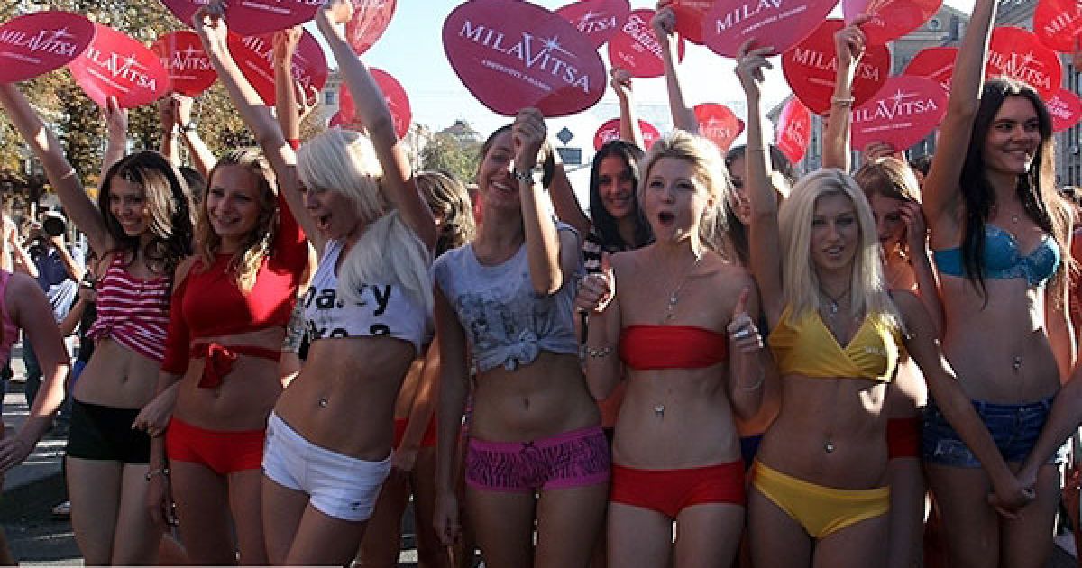 Півсотні дівчат та хлопців у спідньому пройшли Хрещатиком з нагоди Дня нижньої білизни. / © gazeta.ua