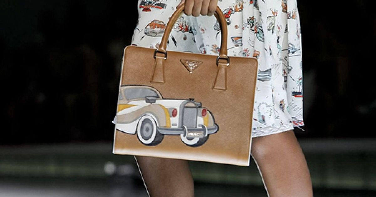 У Prada окрема увага прикута до аксесуарів